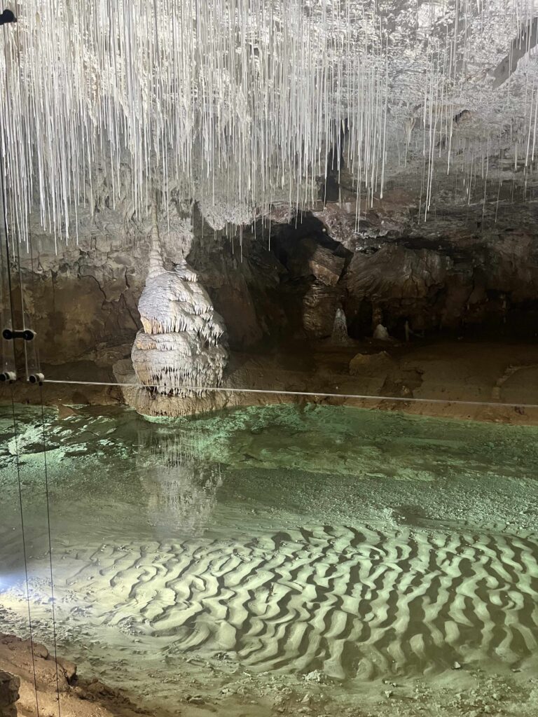 stalactites fistuleuses protégées par un verre pour éviter les degradation